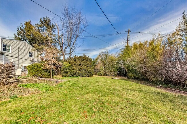 Building Photo - Fantastic in Frederick! Spacious 4 level Split -- 4 beds + 1 Full and 2 half baths
