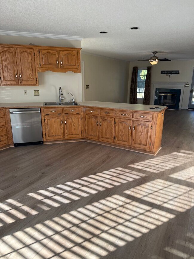 Building Photo - 3 Bedroom Home with Back Deck & Large Fenc...