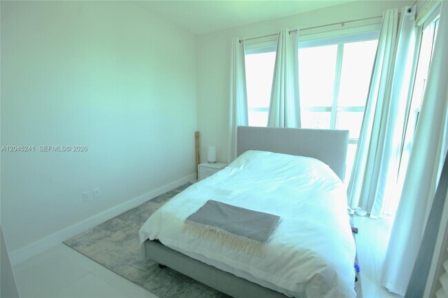 Building Photo - 950 Brickell Bay Dr