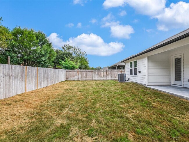 Building Photo - 1305 Camden Ln