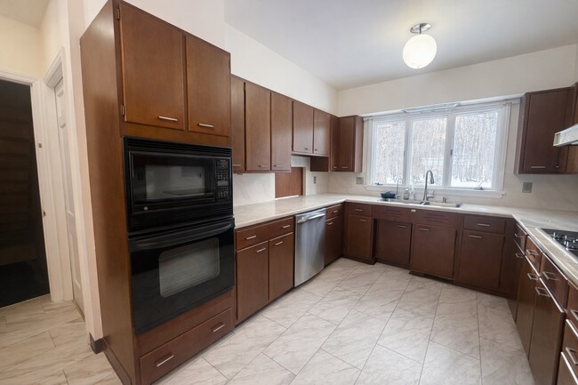 Building Photo - 520 Murray Hill Rd