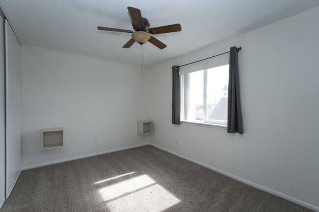 Building Photo - North Longmont Sunny One Bedroom Condo!