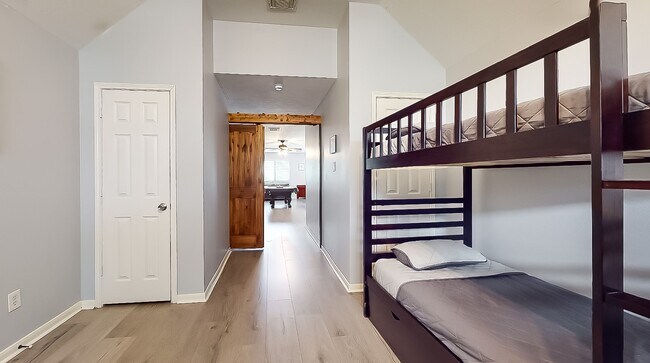 Building Photo - 10815 Oak Bayou Ln