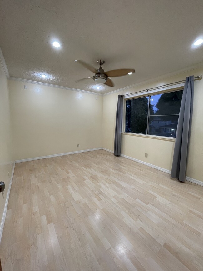 Building Photo - 2607 Spinnaker Ave