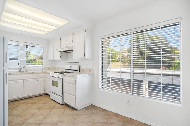 Building Photo - 5532 Las Virgenes Rd