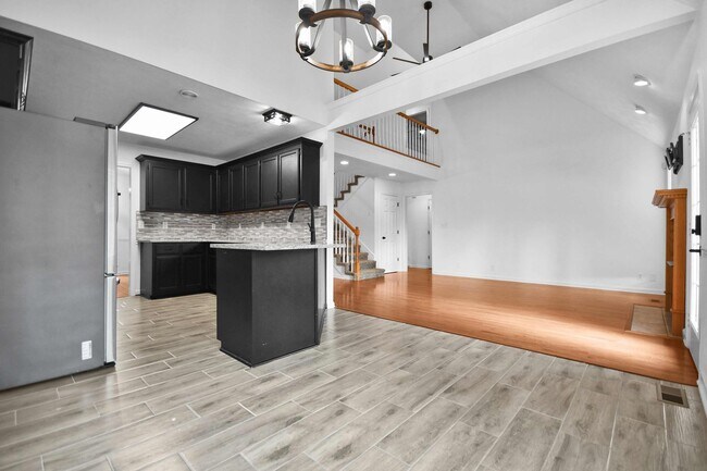 Building Photo - Three Bedroom with Bonus!