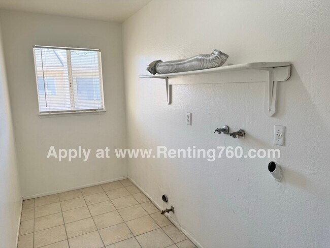 Building Photo - Spacious 2 Bed 1 Bath Home With Indoor Lau...