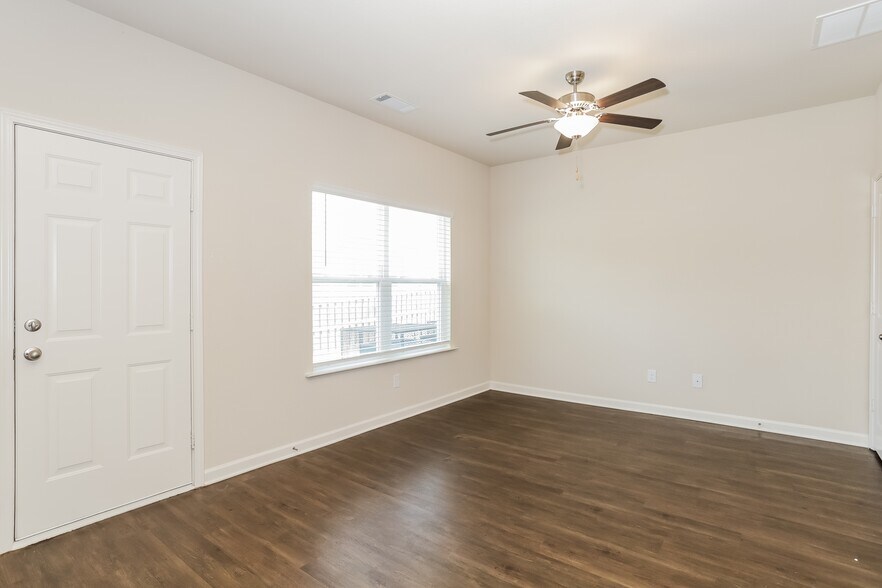 Building Photo - 402 Highwood Ln