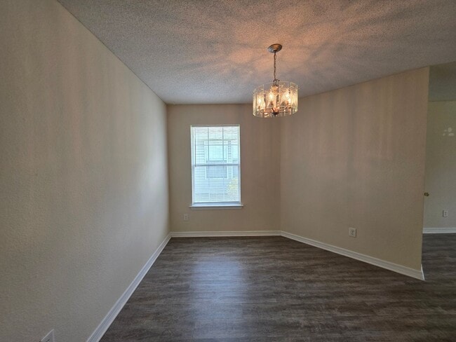 Building Photo - 3BR/2BA home with 2 car garage and privacy...