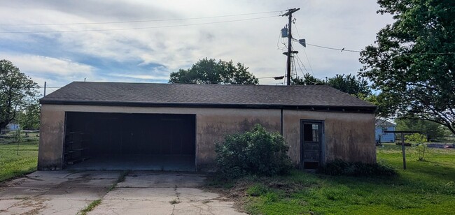 Building Photo - Spacious 3-Bedroom, 2-Bathroom Home