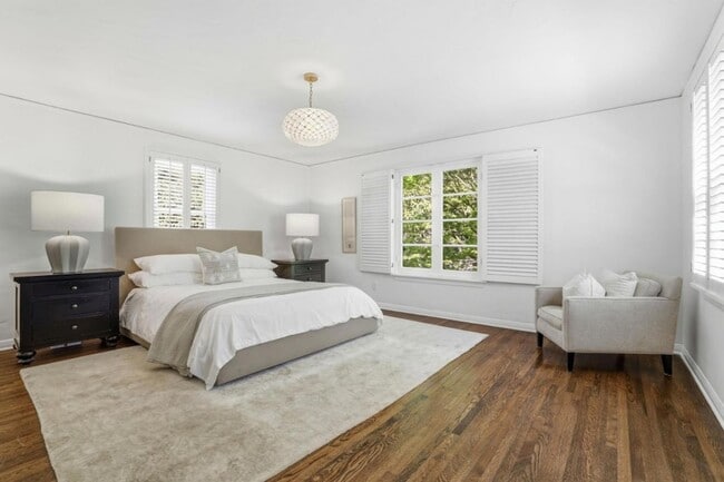 Building Photo - 566 E Crescent Dr