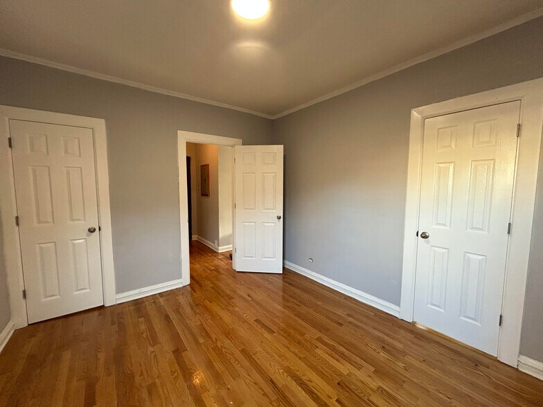 Building Photo - 6956 N Ashland Ave