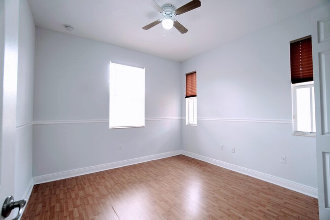 Building Photo - 6890 Julia Gardens Dr