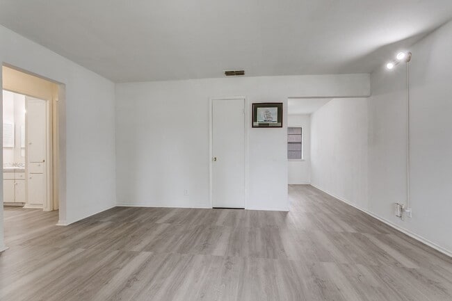 Building Photo - 528-S