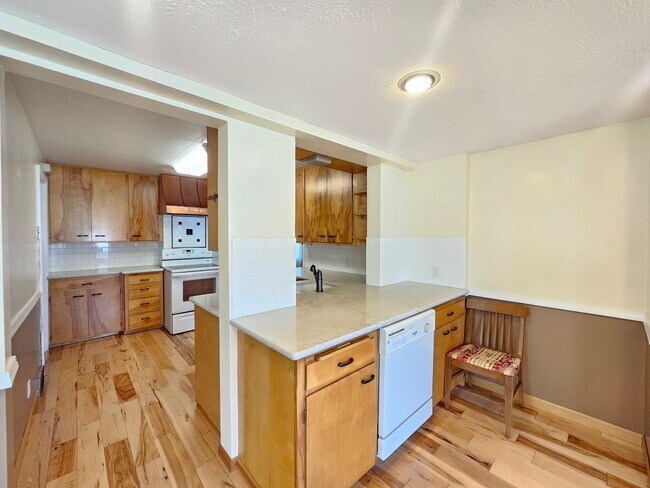 Building Photo - $2,100 - 3 Bed / 3 Bath Charming Home by G...