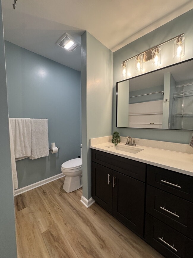 Building Photo - Completely Renovated Duplex with Garage Av...