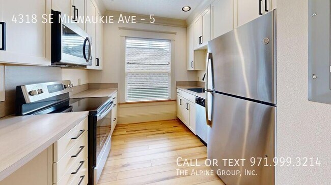 Building Photo - 4318 SE Milwaukie Ave
