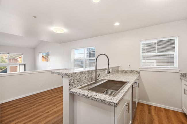 Building Photo - Modern 3-Bedroom Townhouse with Laundry in...
