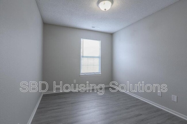 Building Photo - 106 NE Dogwood St