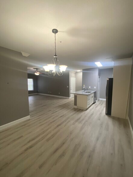 Building Photo - 16205 Enclave Village Dr