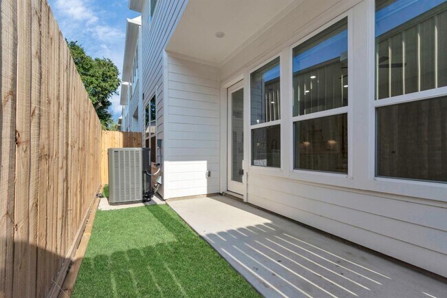 Building Photo - 2347 Hoskins Dr