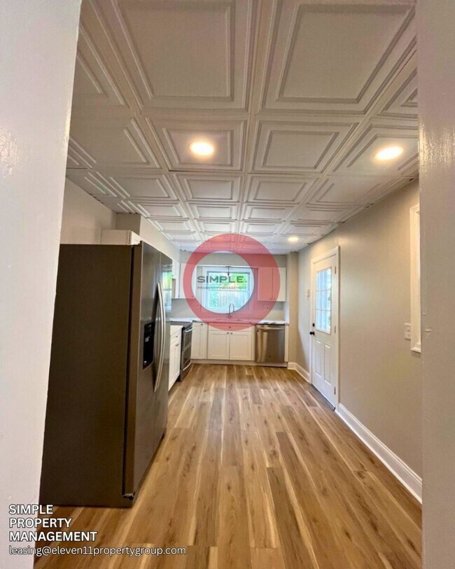 Building Photo - Massive 5 bedroom 1 bath house with fence in yard