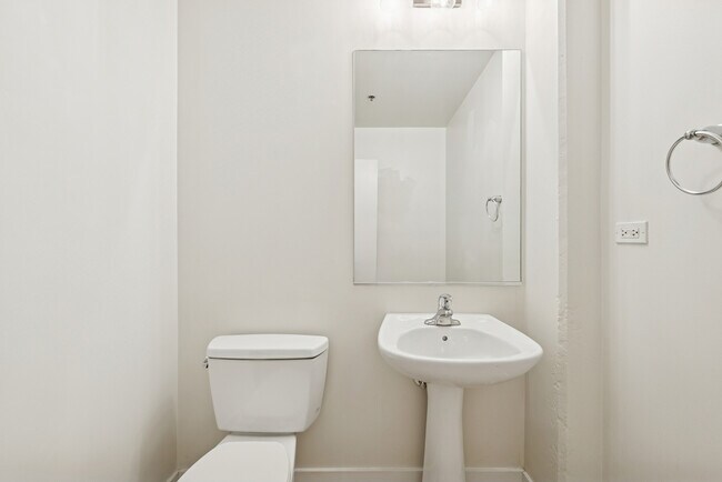 Building Photo - 901 W Madison St