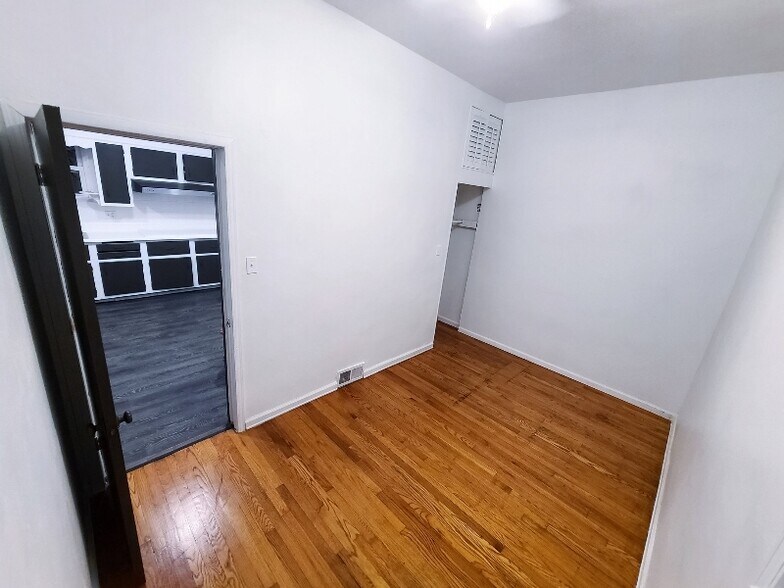 Building Photo - 636 W 17th St