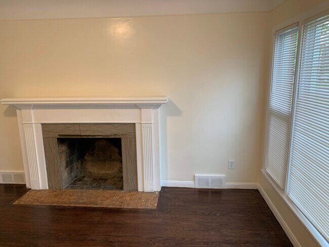 Building Photo - 17241 Shaftsbury Ave