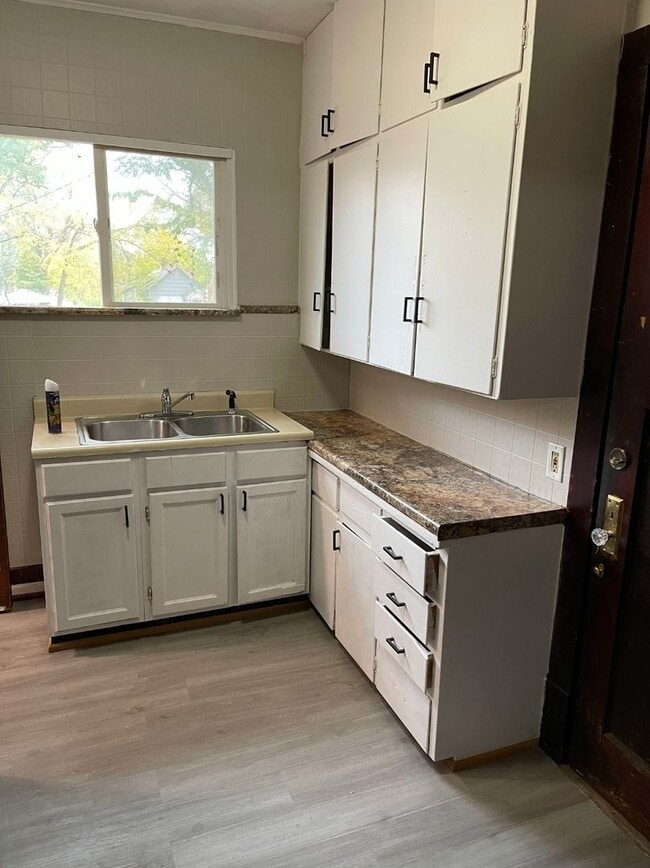 Building Photo - 3 Bedroom Home with Garage