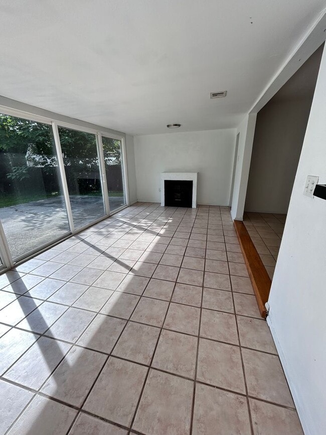 Building Photo - Beautiful Home Close to Tara in Mid City