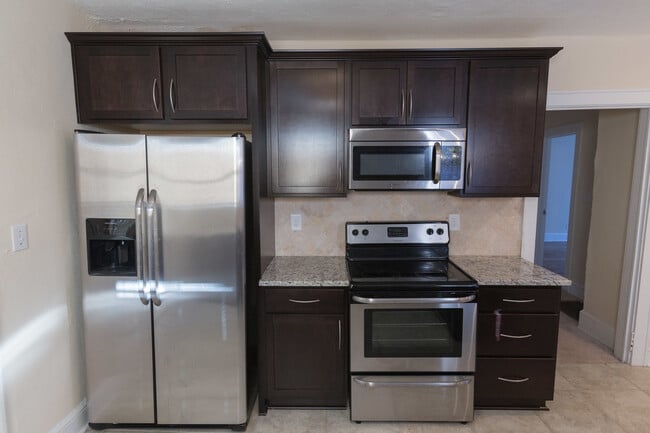 Building Photo - 4 BR 4 BA in Normaltown!