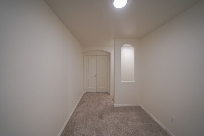 Building Photo - Remodeled 3 Bed / 2.5 Bath Townhome in Great Location