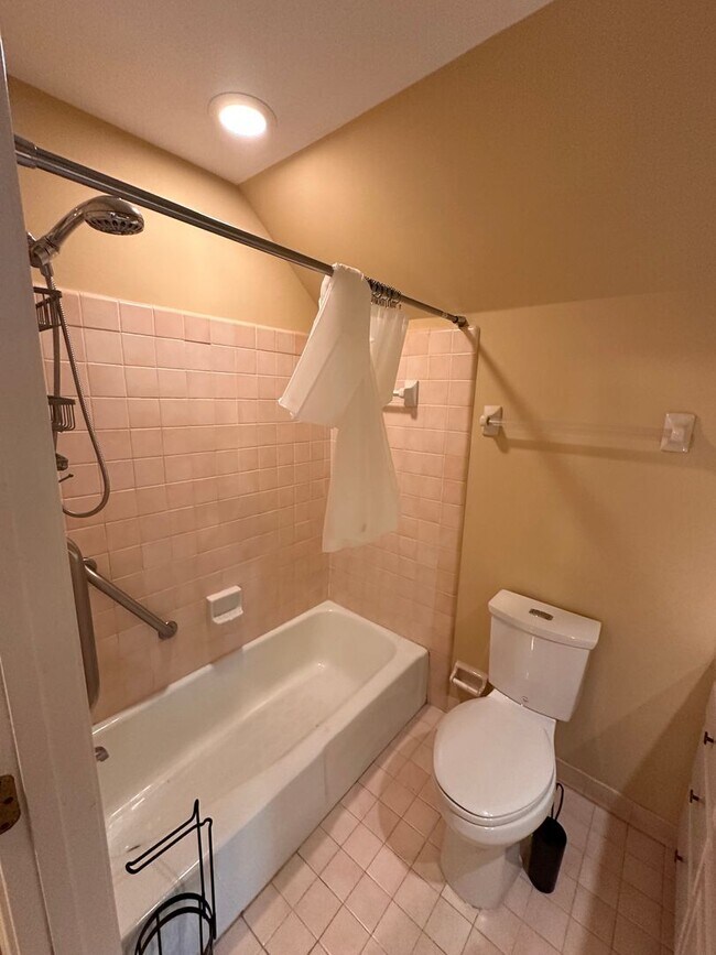 Building Photo - **West Durham 5bd / 3.5ba Oasis**