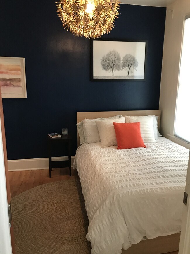 Building Photo - Bright and Cozy 2-Bedroom in Sunnyside wit...
