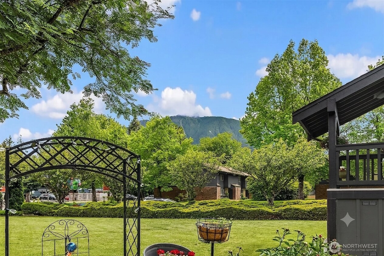 Mount Si - 418 Stow Ave S