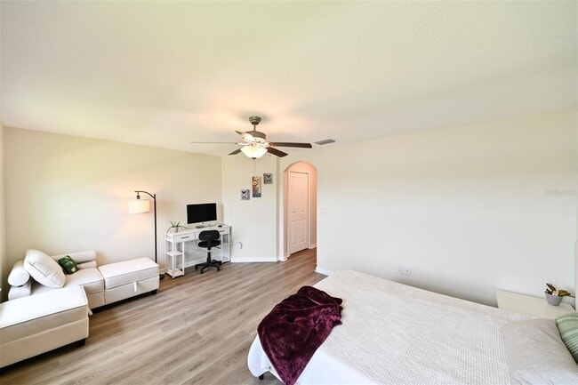 Building Photo - 736 Royal Empress Dr