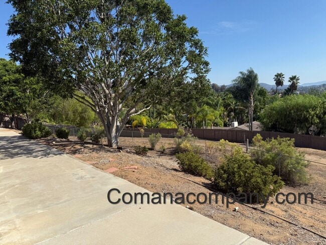 Building Photo - Gorgeous, spacious 3BR/2BA w views, yard, ...