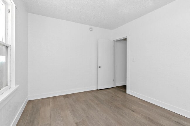 Building Photo - 1 bedroom 1 bathroom upstairs 4 plex unit available 05/18/2026