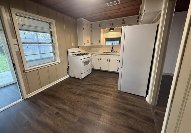 Building Photo - 107 Elm Ave