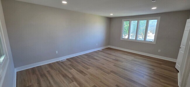 Building Photo - 1019 Green Ln