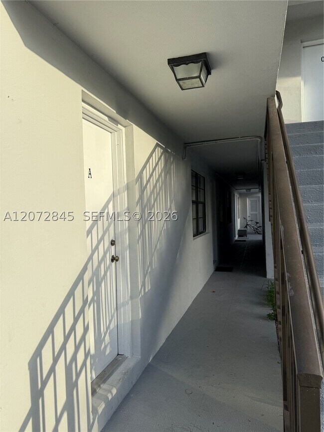 Building Photo - 4450 SW 67th Ave