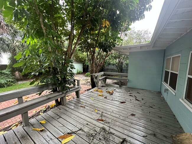 Building Photo - Stunning 3/2 Bungalow near the historic di...