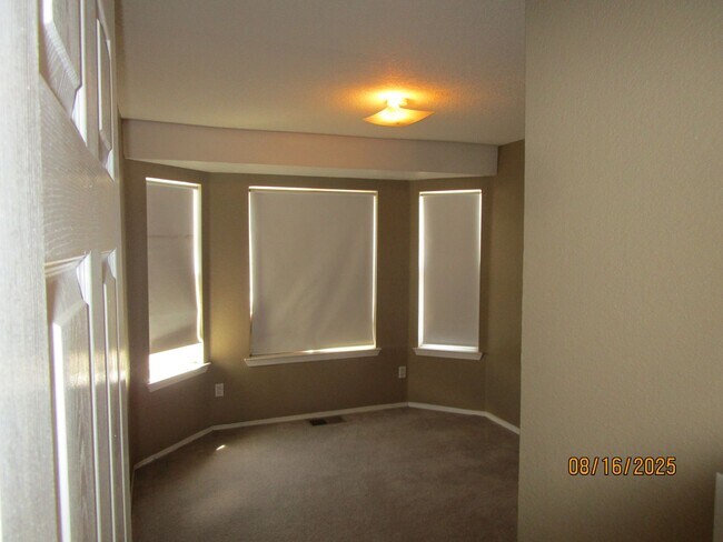 Building Photo - NW 3BR 2 1/2B 1605SF