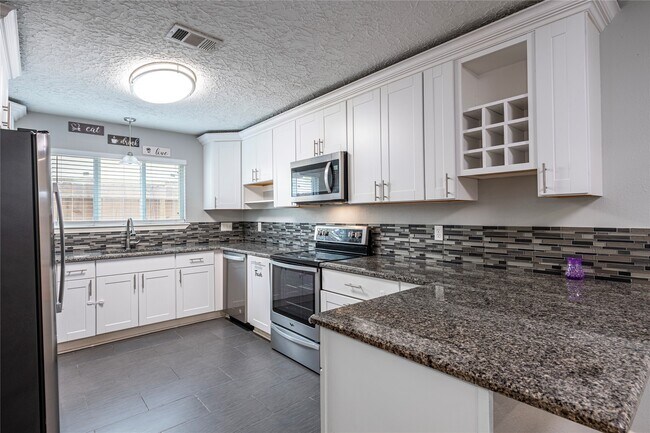 Building Photo - 407 Juniper Ct