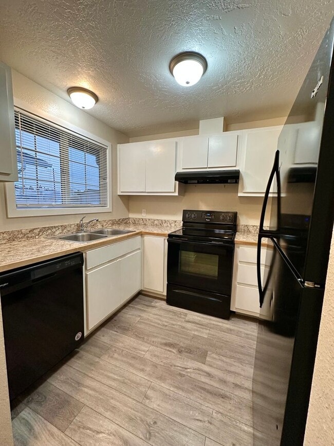 Building Photo - E919