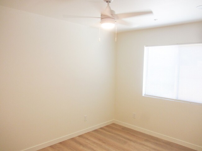 Building Photo - Center (267) North