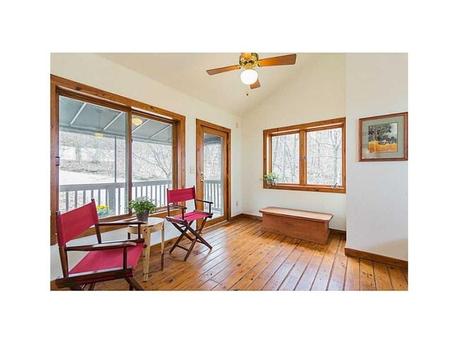 Building Photo - 4 bedroom rustic home, private acreage