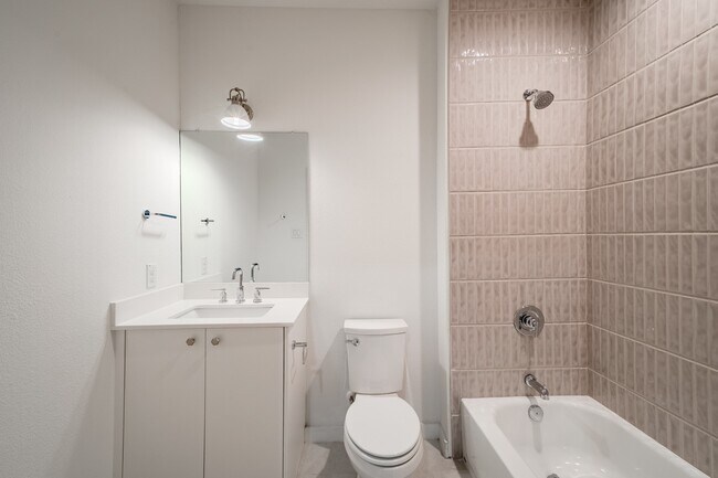 Building Photo - Stunning Newer Townhomes in Lakewood — Walk to Whole Foods, Trader Joe's & Lower Greenville