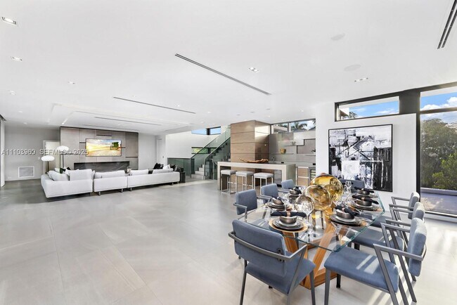 Building Photo - 440 Mola Ave